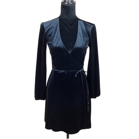 ZARA BLACK STRETCH VELVET WRAP DRESS - Picture 2 of 6